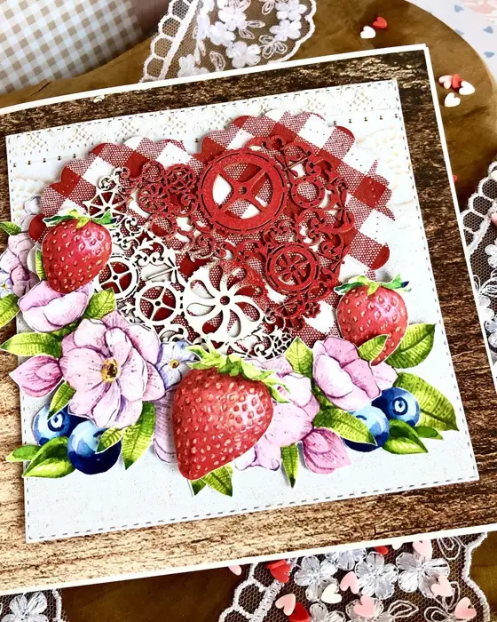 Ręcznie robiona kartka miłosna „Serce w Kratkę” w tonacji: brąz, biel i krem, złoto i beż; wielowarstwowa kompozycja z papierowymi kwiatami i złoconymi detalami