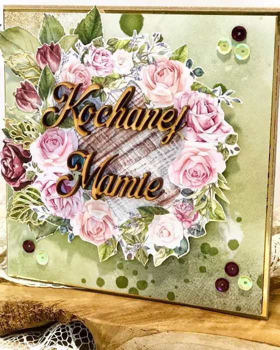 Ręcznie robiona kartka na Dzień Matki „Dla Mamy” w tonacji: złoto i beż, róż, brąz; wielowarstwowa kompozycja z papierowymi kwiatami i złoconymi detalami