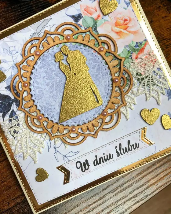 Ręcznie robiona kartka ślubna „Obrączki” w tonacji: złoto i beż, brąz, róż; wielowarstwowa kompozycja z papierowymi kwiatami i złoconymi detalami