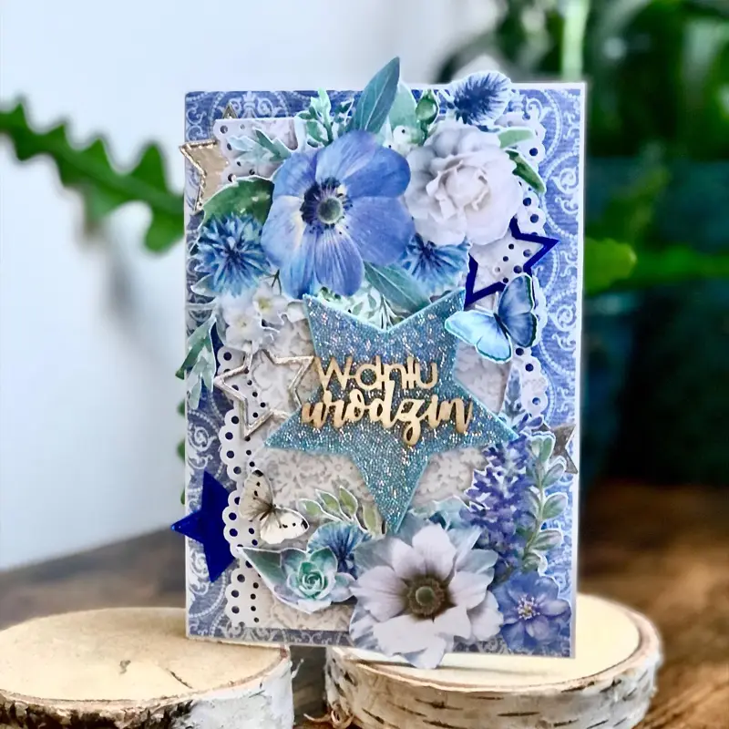 Ręcznie robiona kartka urodzinowa „Wieczorny Toast” w tonacji: róż, navy, błękit; wielowarstwowa kompozycja z papierowymi kwiatami i złoconymi detalami