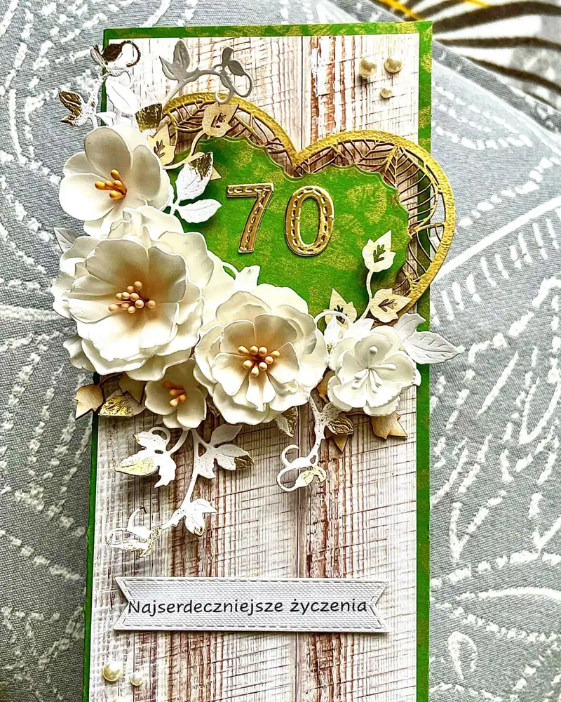 Ręcznie robiona kartka urodzinowa „Wyścigówka” w tonacji: złoto i beż, brąz, biel i krem; wielowarstwowa kompozycja z papierowymi kwiatami i złoconymi detalami