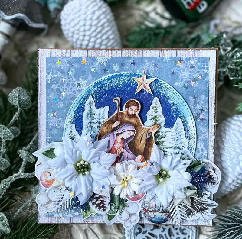 Ręcznie robiona kartka bożonarodzeniowa „Magia Świąt” w tonacji: błękit, navy, biel i krem; wielowarstwowa kompozycja z papierowymi kwiatami i złoconymi detalami