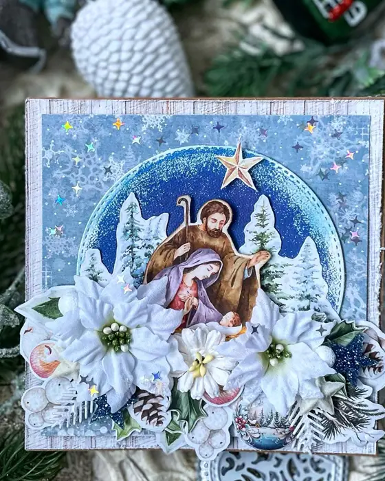Ręcznie robiona kartka bożonarodzeniowa „Magia Świąt” w tonacji: błękit, navy, biel i krem; wielowarstwowa kompozycja z papierowymi kwiatami i złoconymi detalami