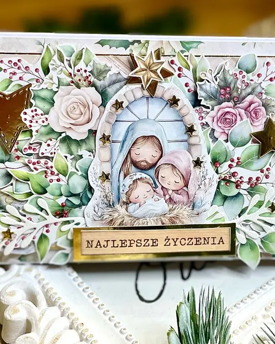 Ręcznie robiona kartka bożonarodzeniowa „Rodzinny Stół” w tonacji: biel i krem, brąz, fiolet; wielowarstwowa kompozycja z papierowymi kwiatami i złoconymi detalami