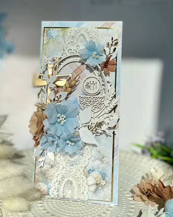 Ręcznie robiona kartka komunijna „Eucharystia” w tonacji: biel i krem, fiolet; wielowarstwowa kompozycja z papierowymi kwiatami i złoconymi detalami