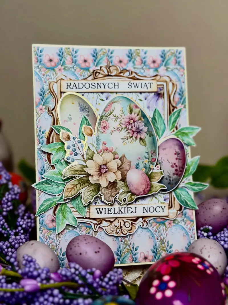 Ręcznie robiona kartka wielkanocna „Bukszpan” w tonacji: brąz, biel i krem, złoto i beż; wielowarstwowa kompozycja z papierowymi kwiatami i złoconymi detalami