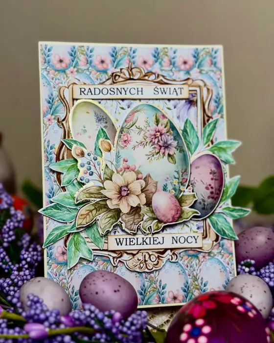 Ręcznie robiona kartka wielkanocna „Bukszpan” w tonacji: brąz, biel i krem, złoto i beż; wielowarstwowa kompozycja z papierowymi kwiatami i złoconymi detalami