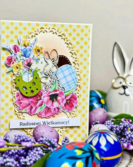 Ręcznie robiona kartka wielkanocna „Wiosenna Ścieżka” w tonacji: biel i krem, fiolet, róż; wielowarstwowa kompozycja z papierowymi kwiatami i złoconymi detalami