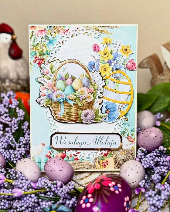 Ręcznie robiona kartka wielkanocna „Pisankowy Zawrót” w tonacji: róż, brąz, biel i krem; wielowarstwowa kompozycja z papierowymi kwiatami i złoconymi detalami