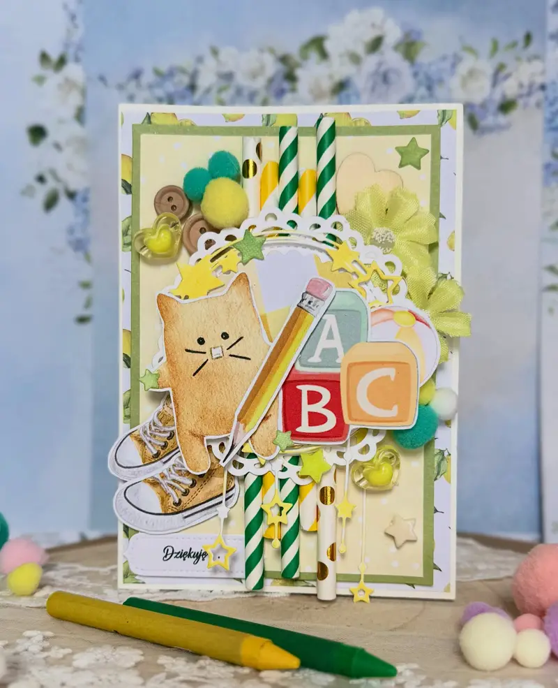 Ręcznie robiona kartka z podziękowaniem „ABC” w tonacji: biel i krem, złoto i beż, brąz; wielowarstwowa kompozycja z papierowymi kwiatami i złoconymi detalami